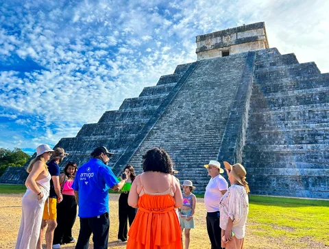 Guide führt eine Gruppe durch die Ruinen von Chichen Itza auf der Cancun Tagestour