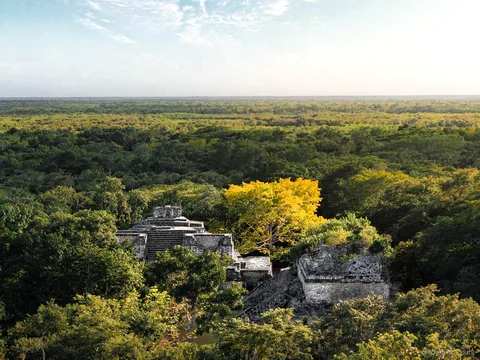 Guide erklärt die Maya-Kosmologie in Chichen Itza auf der Ek Balam Kombinationstour