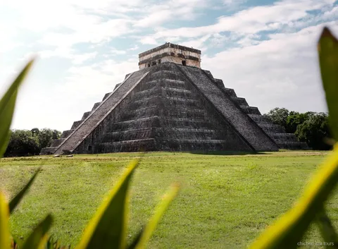 Guida certificata che conduce il tour con guida locale a Chichen Itza