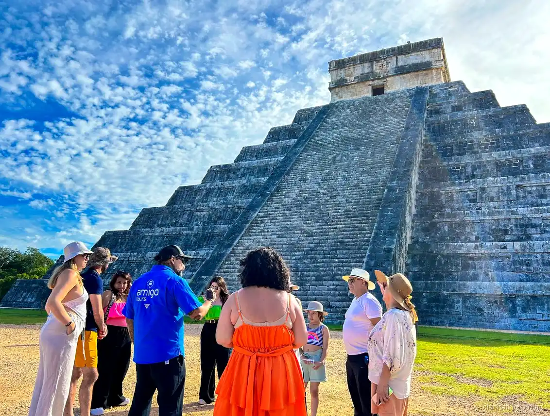 Guide menant un groupe à travers les ruines de Chichen Itza lors de l'excursion depuis Cancún