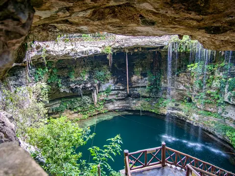 Visiteurs se baignant au cénote Chichikan lors de l'excursion à Chichen Itza