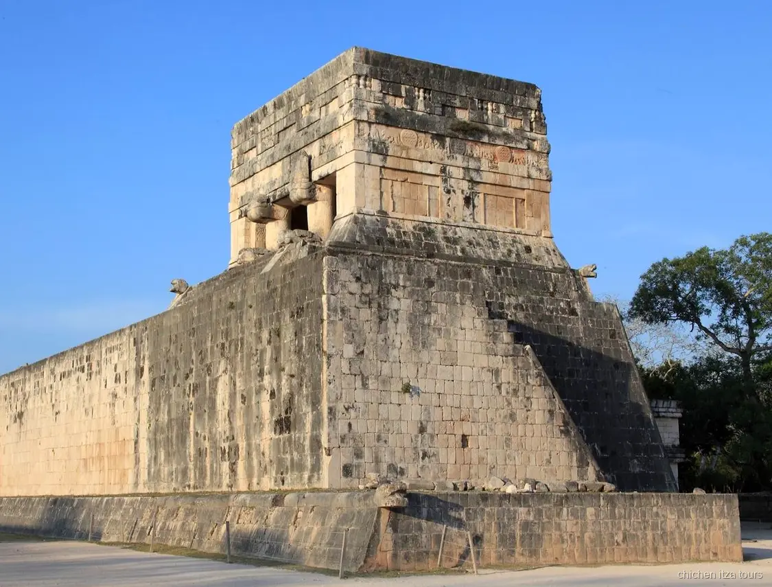 Bâtiments coloniaux jaunes à Izamal lors de l'excursion depuis Mérida à Chichen Itza