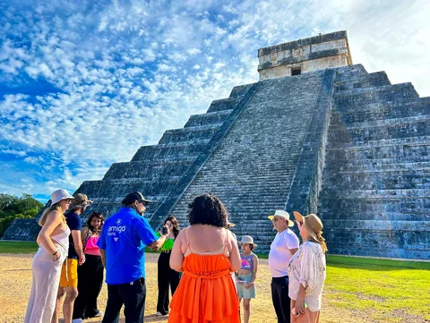 Guía liderando a un grupo por las ruinas de Chichén Itzá en el tour desde Cancún