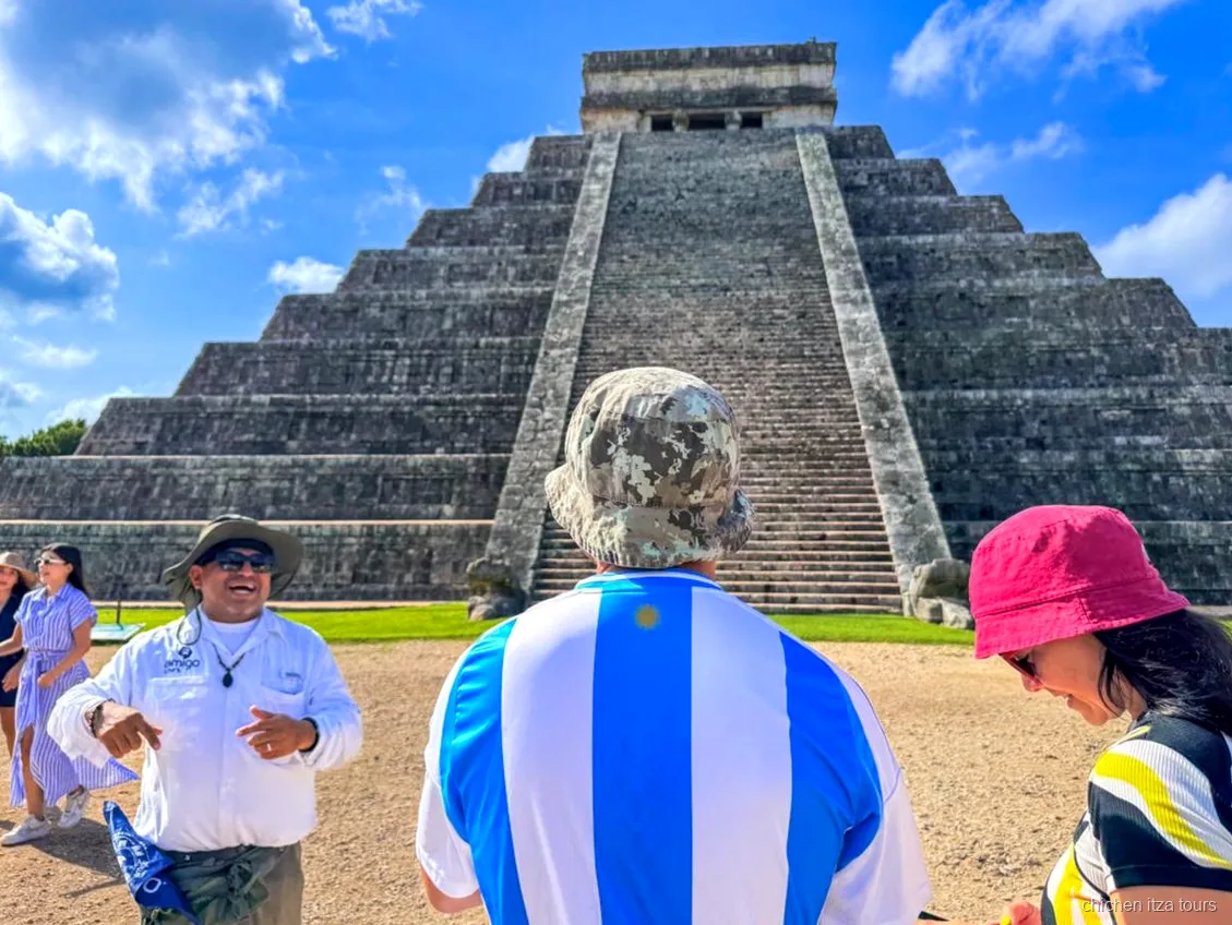 Pirámide de El Castillo en Chichén Itzá vista en la visita guiada en el sitio