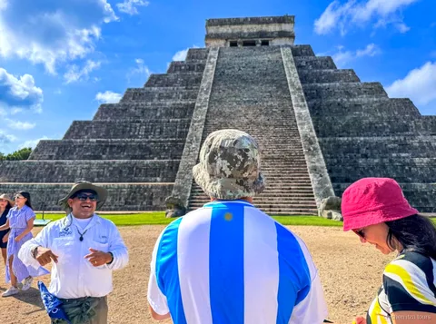 Pyramide El Castillo à Chichen Itza vue lors de la visite guidée à pied